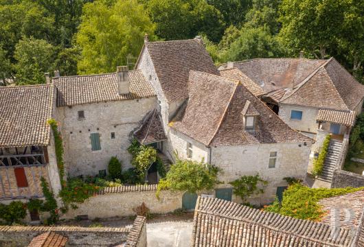 aquitaine - A 14th-century fortified house with a garden, in the Périgord Pourpre sector, 20 minutes from Bergerac, in a medieval village