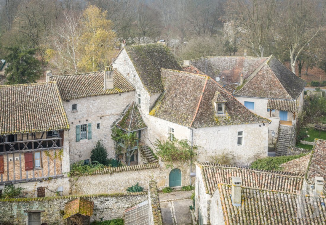 Village houses for sale - aquitaine - A 14th-century fortified house with a garden, in the Périgord Pourpre sector, 20 minutes from Bergerac, in a medieval village