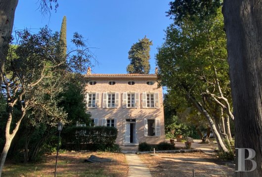 paca - Proche du Pradet, à 10 min des plages dans une ambiance de campagne viticole, 
 une bastide du 19e s. avec piscine et jardin non constructible planté d'arbres centenaires