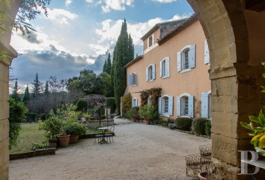 paca - Dans le Vaucluse, surplombant le pays des Sorgues et son Isle illustre, l'ancienne métairie des Baudet de Sade du 17e s. avec son parc à l'italienne