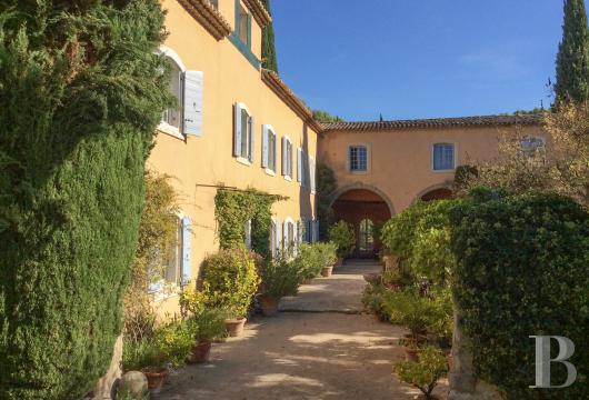 paca - Dans le Vaucluse, surplombant le pays des Sorgues et son Isle illustre, l'ancienne métairie des Baudet de Sade du 17e s. avec son parc à l'italienne