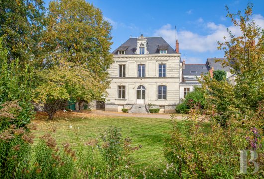 pays-de-loire - Dans un quartier résidentiel d'Angers, avec sa cour et son parc clos, un hôtel particulier du 19e s. et ses dépendances