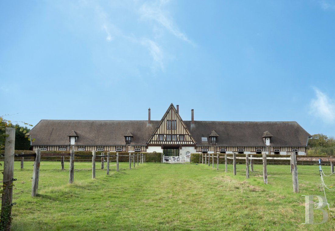 Equestrian properties for sale - picardy - Proche de Chantilly, un haras avec 32 ha de bois et de pâtures aménagés, et au centre, une écurie à colombages édifiée en 1920
