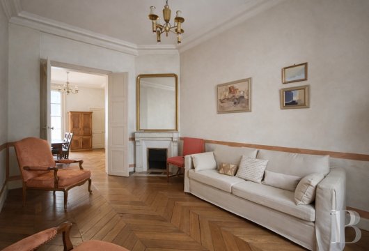 paris - A 74-m², classically styled and elegant apartment to be renovated, near to the Musée d’Orsay and River Seine, on rue de Bellechasse