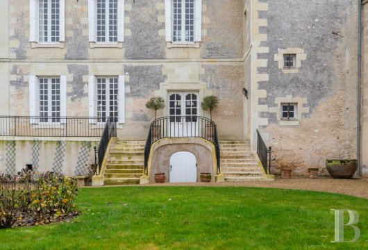 pays-de-loire - Dans une ville touristique du Saumurois, un hôtel particulier daté du 17e s. au 19e s. 
