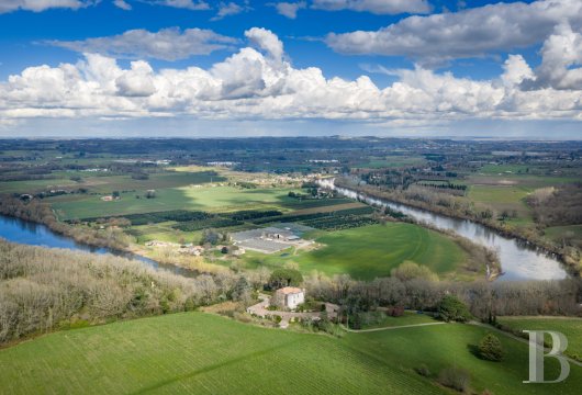 aquitaine -  , au pied de la Dordogne,  une tour médiévale et son logis, avec piscine et dépendances à rénover