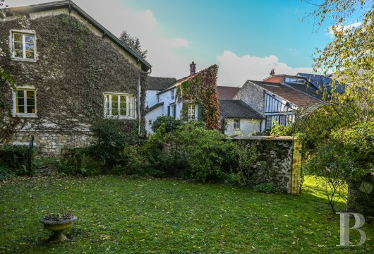 paris - Dans le vieux village de Marly-le-Roi, un ensemble du 18e s. composé de trois maisons, entourant un jardin arboré de plus de 760 m²