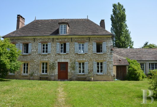 haute-normandie - À 80 km de Paris, au pied du Vexin normand,  un ancien prieuré du 18e s., ses dépendances aménagées en logis et son terrain de 3 000 m²