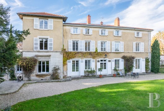 rhones-alpes - Dans la métropole lyonnaise, à Saint-Genis-Laval,  une maison du 18e s. de 450 m² et son parc de 2 500 m²