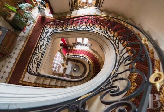 À 40 km de Paris, un château néoclassique du 19ᵉ s.  entouré de son parc à l'anglaise de 10 ha