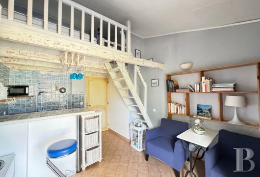 character properties France provence cote dazur   - 10