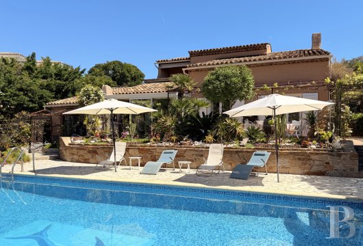 provence-cote-dazur - Sur les hauteurs de Cavalaire, une villa avec potentiel constructible,  son jardin arboré de 1 500 m² et sa piscine, à 900 m de la mer