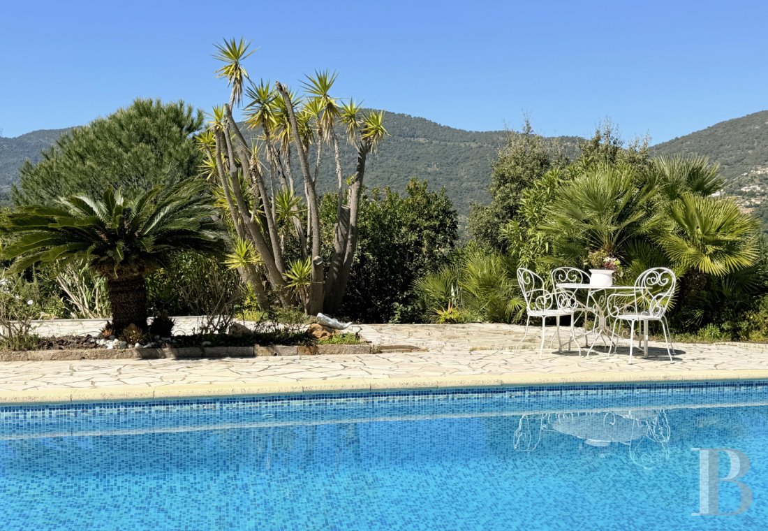 character properties France provence cote dazur   - 11