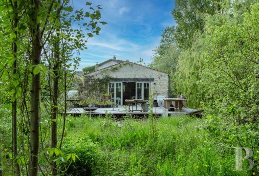 poitou-charentes - À Dolus-d’Oléron, à proximité immédiate de la plage, une propriété à rénover,  composée de deux bâtiments, dans un jardin de 2 100 m²