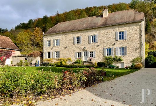 burgundy - A renovated 18th-century posthouse with outbuildings, a landscaped garden and a swimming pool, nestled in a village 15 minutes from the town of Beaune in Burgundy
