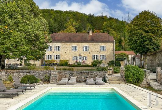 bourgogne - À 15 min de Beaune, en surplomb d'un village préservé,  une grande maison rénovée, ses dépendances aménagées en chambres, son jardin et sa piscine