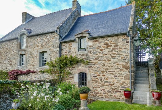 brittany - An 18th-century house with outbuildings, in a walled, tree-filled and more than 2,000-m² garden, near to the banks of the River Rance and Dinard