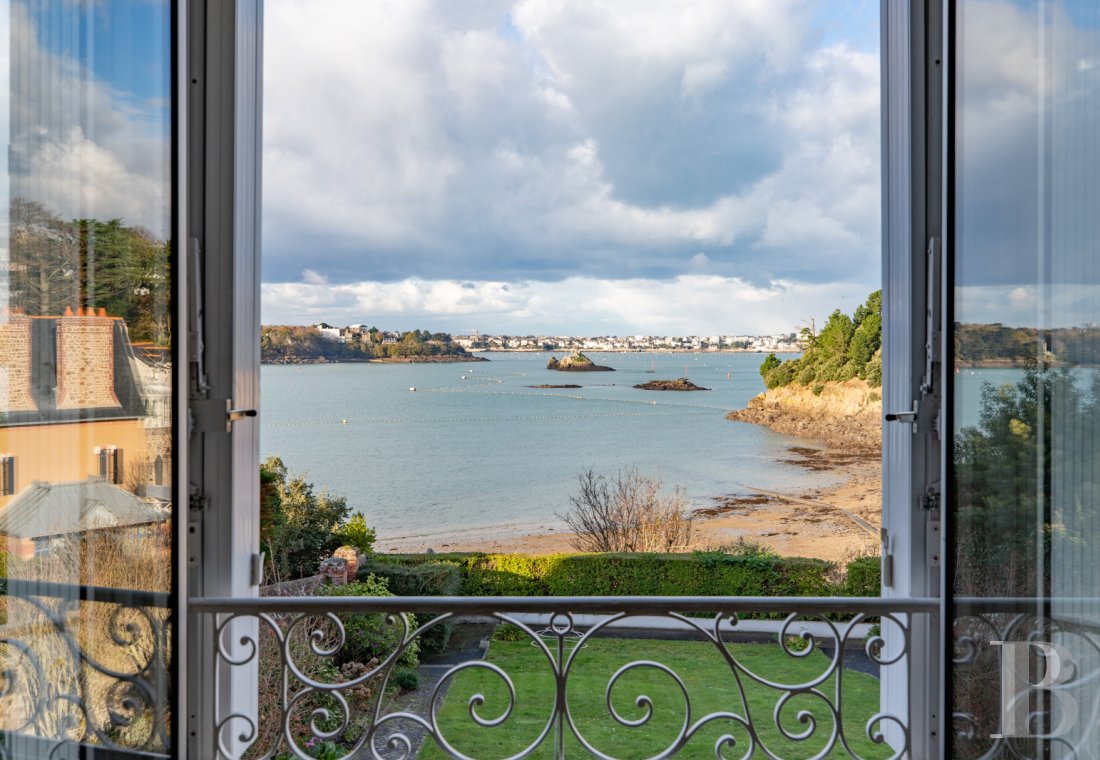 À Saint-Malo, dans un quartier résidentiel, face à la mer,  une villa du début du 20e s. et son jardin clos de murs