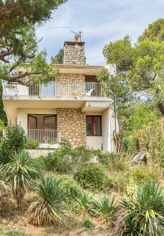 20th C. Architecture for sale - languedoc-roussillon - A 1962 “Californian” villa, with a garden, patios and swimming pool, facing Mt Ventoux, the Lubéron and the Alpilles, 15 min from Avignon's TGV station