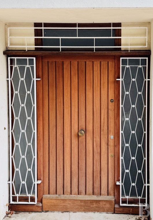 20th C. Architecture for sale - languedoc-roussillon - A 1962 “Californian” villa, with a garden, patios and swimming pool, facing Mt Ventoux, the Lubéron and the Alpilles, 15 min from Avignon's TGV station