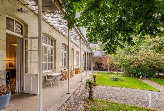 pays-de-loire - Dans le centre de Saumur, un logis avec son école et sa piscine