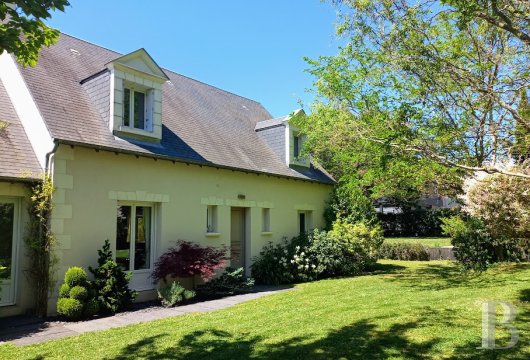 centre-val-de-loire - En périphérie immédiate de Tours, dans un quartier résidentiel, une maison de ville avec quatre chambres, son jardin paysager et son studio indépendant 