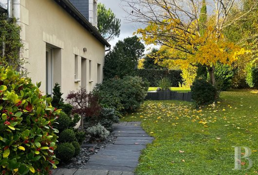 center-val-de-loire - A city dwelling with four bedrooms and a separate studio flat,  surrounded by a landscaped garden, within a residential neighbourhood on the outskirts of Tours