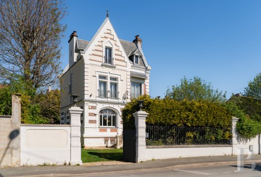 ile-de-france - À 30 min de Paris, 
 une villa de 1893 en bord de Seine avec vues dégagées sur le fleuve