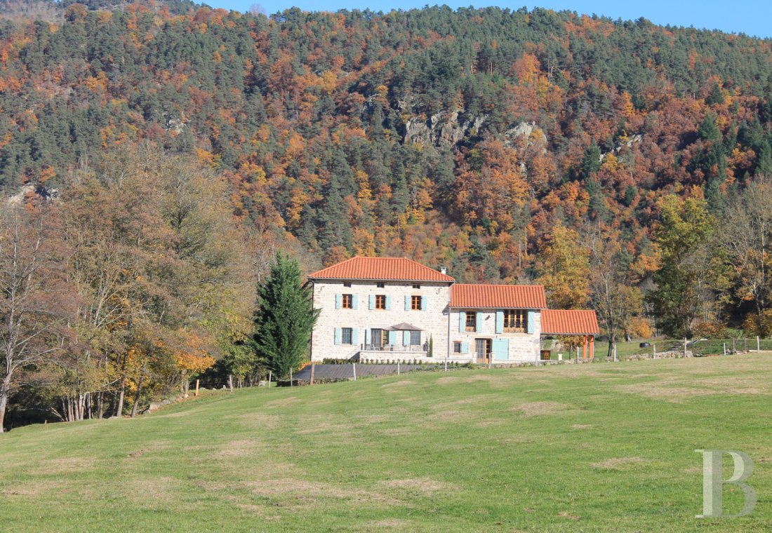 Character houses for sale - auvergne - Au bord de la Loire, à proximité d'un village animé du sud de l'Auvergne, un corps de ferme rénové du 19e s.