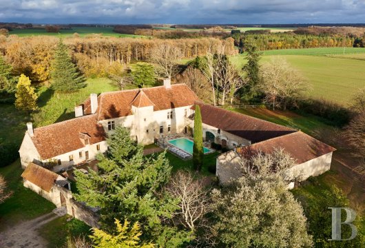 center-val-de-loire - Dans la vallée de l’Indrois, avec un parc de 3 ha et une piscine, une maison forte du 15e s. soigneusement restaurée