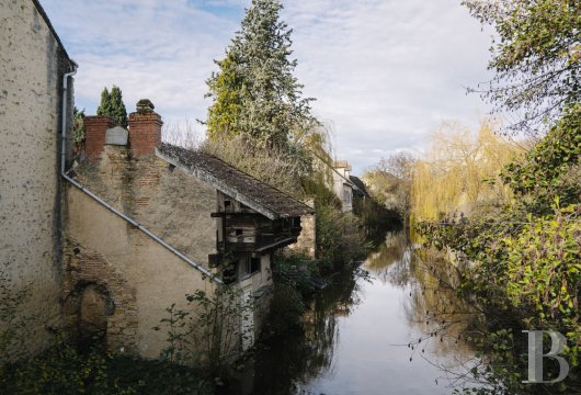 centre-val-de-loire - Au centre de La Châtre, dans l'Indre, une maison de ville, ses dépendances et ses jardins, avec un accès direct à la rivière