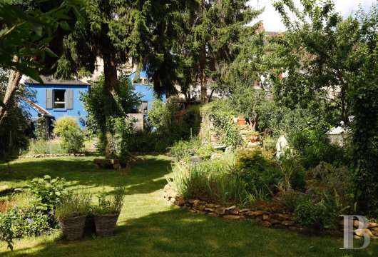 centre-val-de-loire - Au centre de La Châtre, dans l'Indre, une maison de ville, ses dépendances et ses jardins, avec un accès direct à la rivière