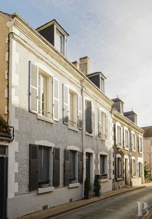 properties in town for sale - center-val-de-loire - Au centre de La Châtre, dans l'Indre, une maison de ville, ses dépendances et ses jardins, avec un accès direct à la rivière