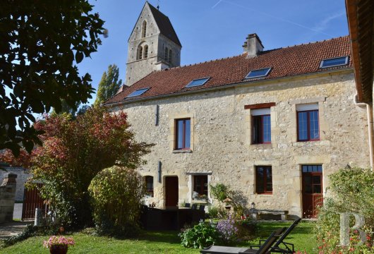champagne-ardennes - A 17th-century stone residence, with a garden boasting panoramic views of the vines, in the Champagne vineyards, half an hour to the west of Reims
