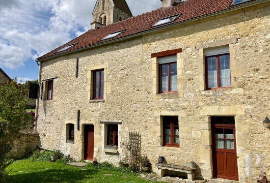 champagne-ardennes - Dans le vignoble champenois, à une demi-heure à l'ouest de Reims, un logis en pierre du 17e s. et son jardin avec vue panoramique sur les vignes