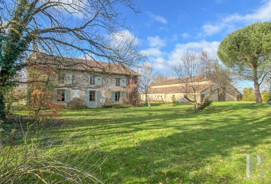poitou-charentes - A former farmstead, now converted into an artists’ residence, with more than 2.8 hectares of grounds, in the Vienne department