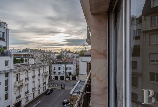 paris - À Neuilly-sur-Seine quartier Saussaye, un petit appartement avec balcon