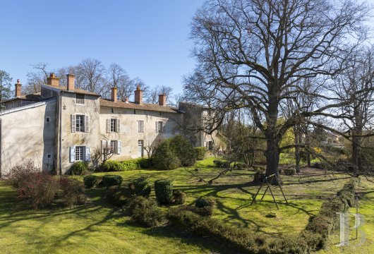 rhones-alps - A 17th-century manor house, with farming and equestrian outbuildings, in 2 hectares of grounds, in the Forez Valley, near to the River Loire