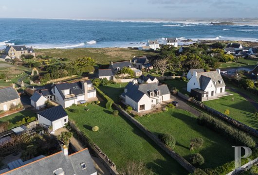 bretagne - En baie d'Audierne, à 150 m de la plage et d'un spot de surf, une maison des années 1980 et sa dépendance sur un terrain divisible de plus de 2000 m²