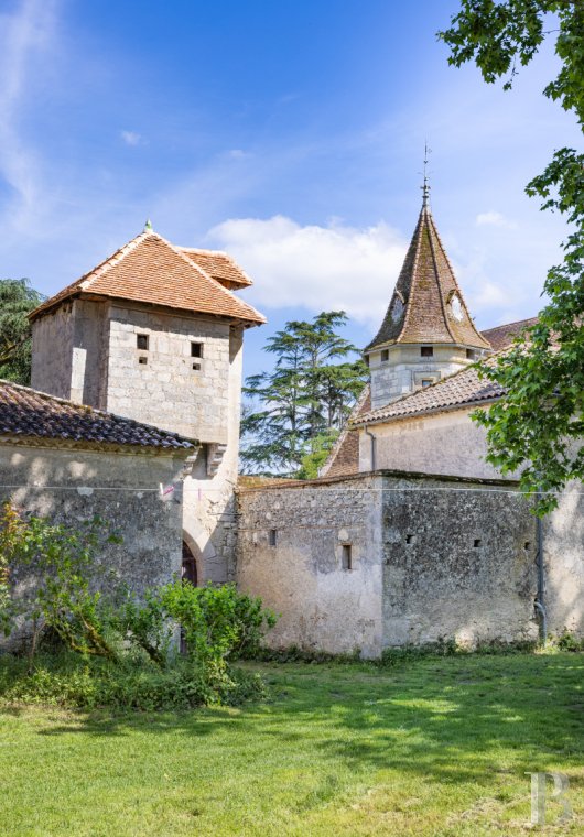Dans le Lot-et-Garone, au sud d’Agen, un château de plaine des 13e, 16e et 19e siècles au milieu de son parc - photo  n°3