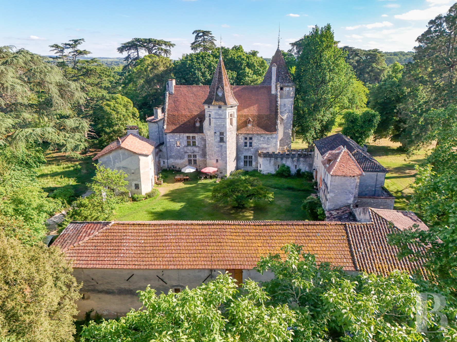 Dans le Lot-et-Garone, au sud d’Agen, un château de plaine des 13e, 16e et 19e siècles au milieu de son parc - photo  n°1
