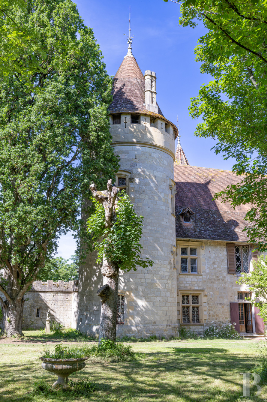 Dans le Lot-et-Garone, au sud d’Agen, un château de plaine des 13e, 16e et 19e siècles au milieu de son parc - photo  n°2