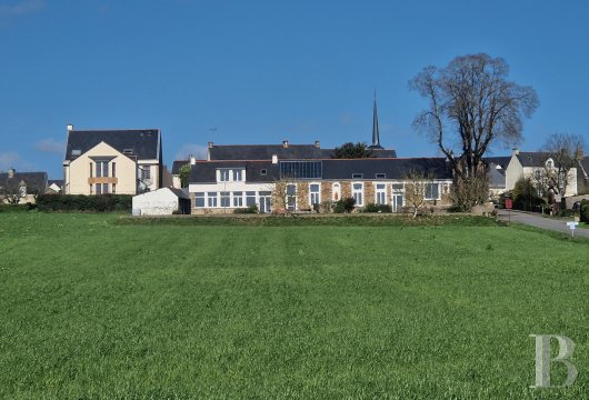 bretagne - En pays de Redon, ouverte sur un vaste panorama, une ancienne école reconvertie et ses dépendances