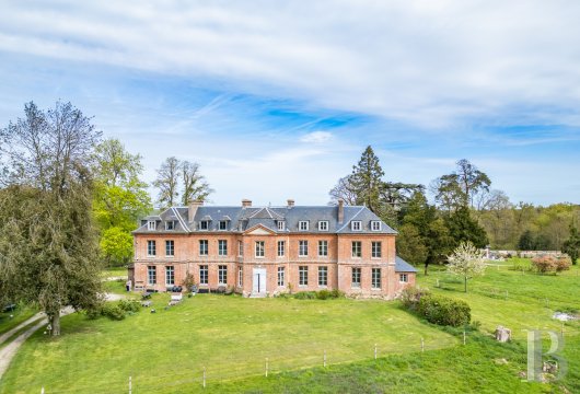 haute-normandie - À 1 h 30 de Paris et 20 km de Honfleur, proche de la Venise normande, un élégant château du 18e s. sur un terrain de près de 4 000 m²