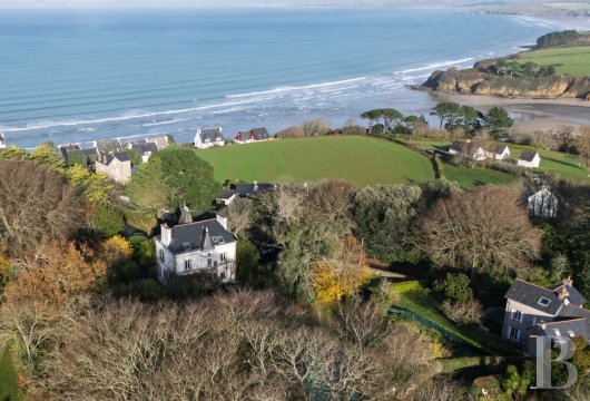 An elegant manor house with nearly 300 m² and  grounds of more than 3,000 m², facing the sea, in Douarnenez
