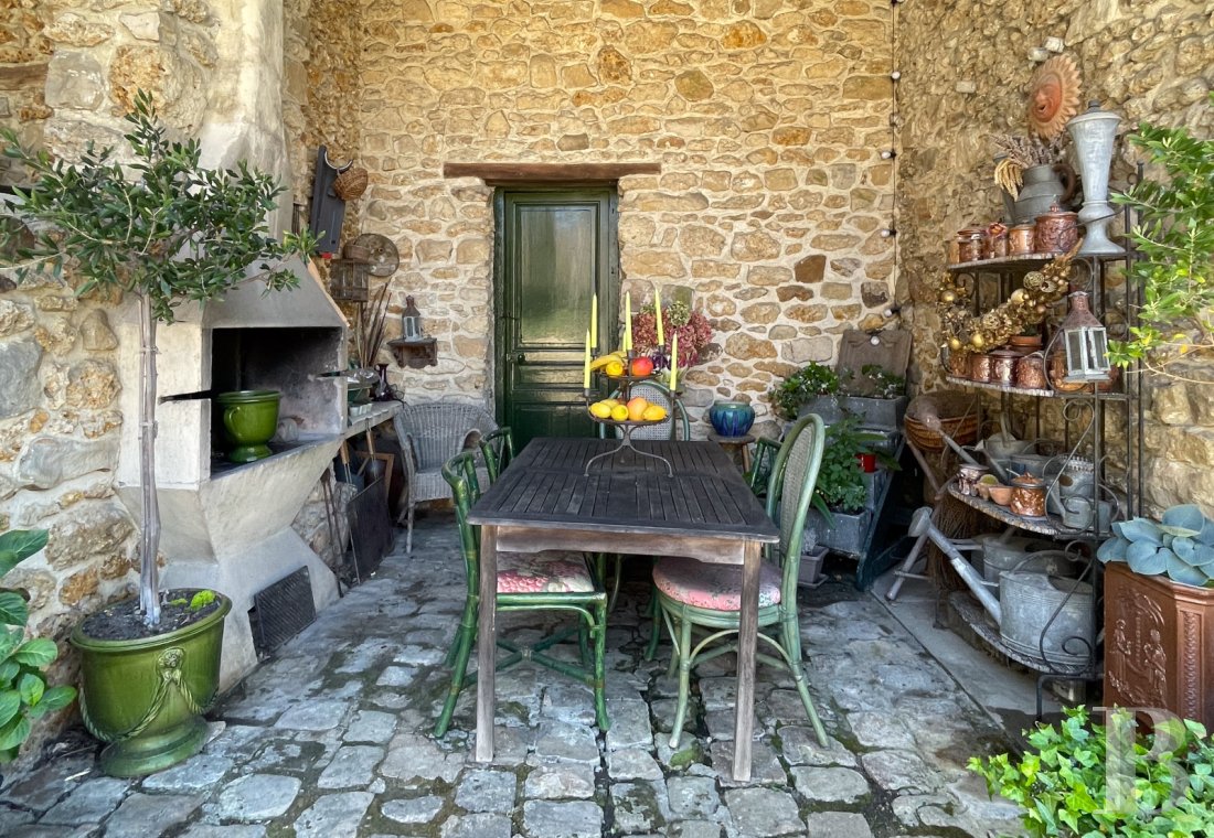 character properties France ile de france   - 18
