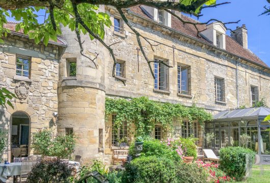 ile-de-france - A 17th-century house with an adjoining tower and outbuildings, arranged around a court and walled garden, nestled in France’s Vexin regional nature park, less than an hour north of Paris