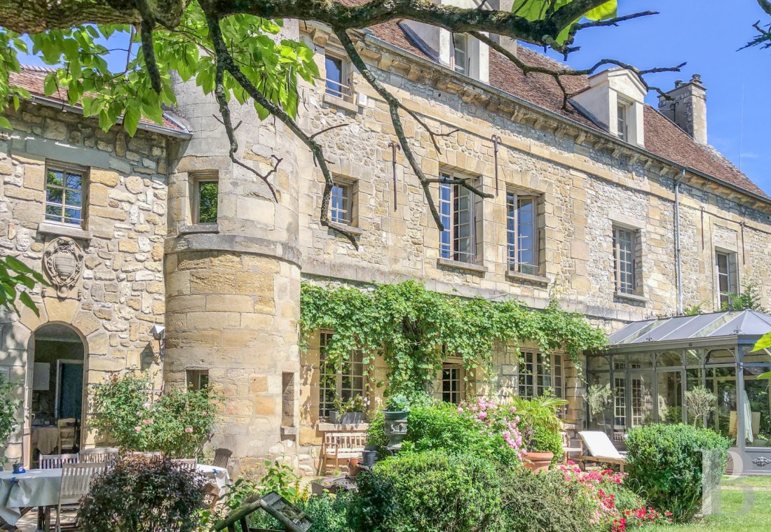 Character houses for sale - ile-de-france - À moins d’1 h de Paris, dans le Vexin français, une demeure du 17ᵉ s.  avec tour et dépendances, organisée autour d’une cour et d’un jardin clos