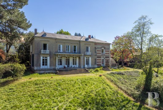 rhones-alpes - Au nord du massif du Pilat, dans la plaine stéphanoise,  une maison de maître de 1850, ses dépendances et son parc de plus de 3 ha
