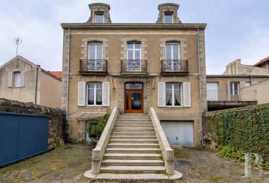 pays-de-loire - Dans un quartier paisible de Nantes, une maison de maître du début du 20e s, édifiée par et pour le granit